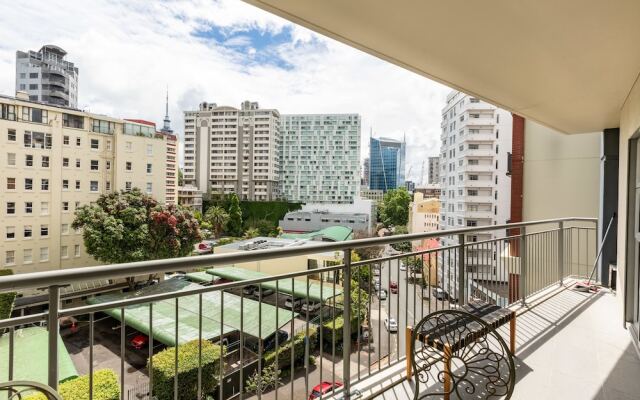 Cosy Two Bedroom in CBD with Pool