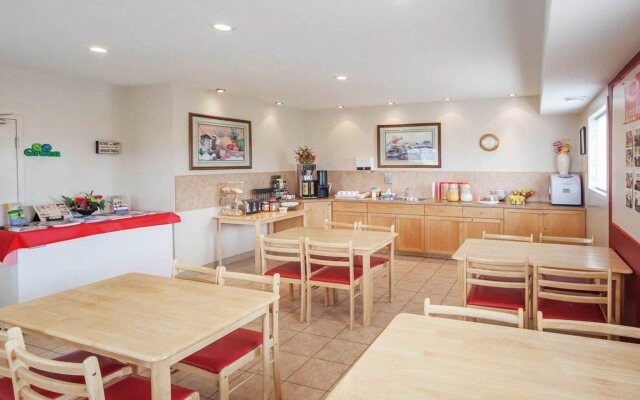 Econo Lodge Inn & Suites