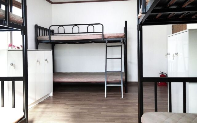 Guesthouse Enoch - Hostel