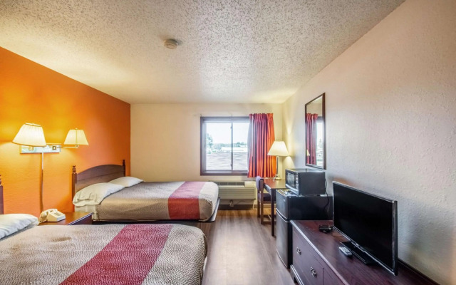 Super 8 Saukville Milwaukee