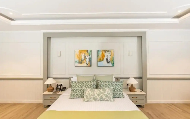 Grandeeza Hotel by Galison