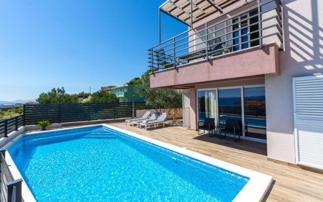 Awesome Apartment in Podstrana With Outdoor Swimming Pool, Wifi and 3 Bedrooms
