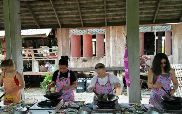 All In 1 Guesthouse Chiang Mai