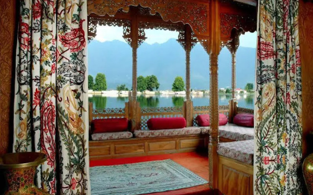 WelcomHeritage Gurkha Houseboats