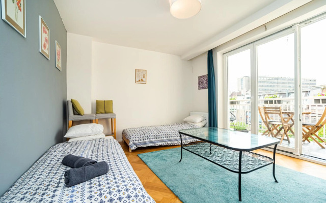 Central, Spacious, Modern 5 Bedrm duplex w/Balcony