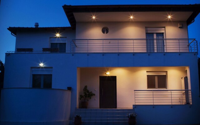 This wonderful 300m2 house in Gefira Thessaloniki...