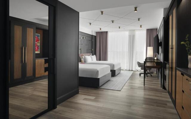 Renaissance Milwaukee West Hotel