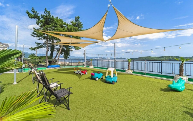 Namhae Spring, Summer, Fall, Winter Pet-