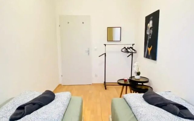 Rooms in Cozy 4BR Shared Apt Central