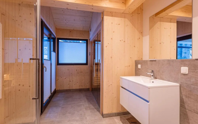 Charming Chalet With hot tub on Balcony