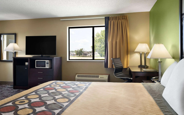 Super 8 by Wyndham Dyersville near Field of Dreams