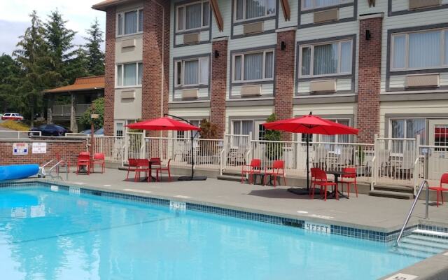 Elk Lake Inn & Suites Victoria