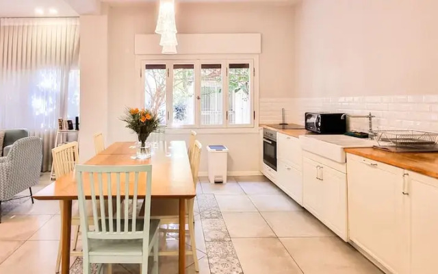 Charming 2BDR apt W Private Garden TL41