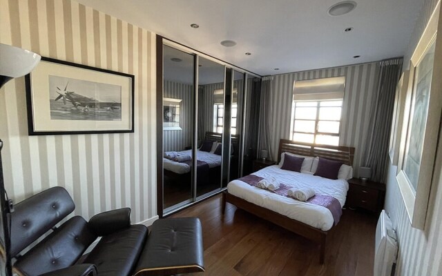 Continental Apartment- 2-bed Penthouse Farnborough