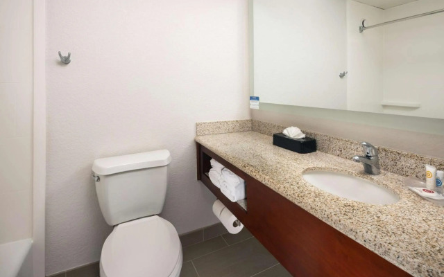 Comfort Suites Outlet Center