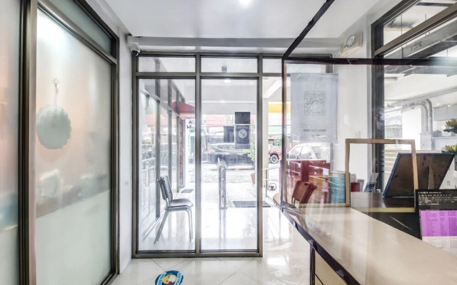 OYO 893 Dian Suites Makati