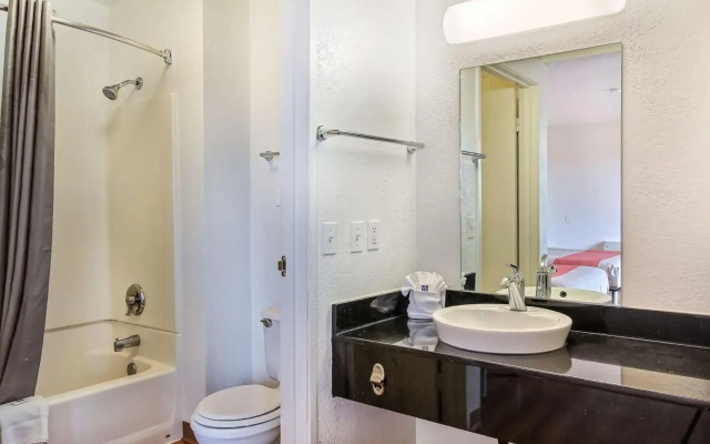 Motel 6 Marina, CA - Monterey