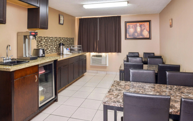 Studio 6 Suites Delano, CA