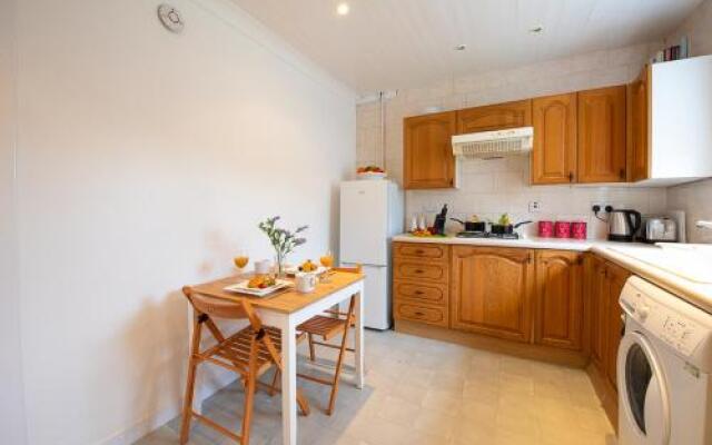 Hls Ashgrove Apartment