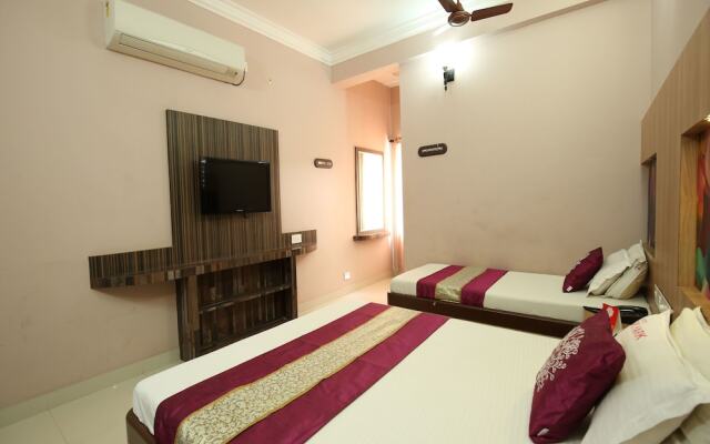 OYO 7878 Hotel Skyark