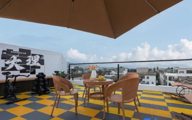 Cloud on the · Yashe B&B (Erhai Ecological Corridor Store) – Outside – Dali