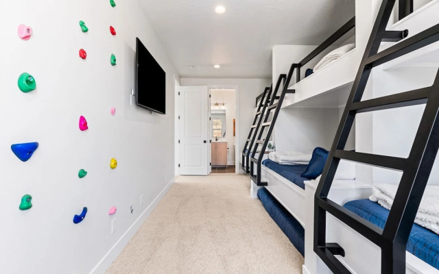 Green Acres 8 Bedroom Townhouse