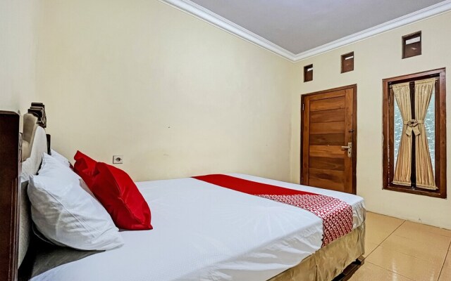 OYO 93422 Villa Tirto