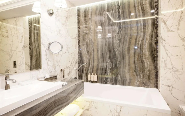 Tresor Le Palais Timisoara, Curio Collection By Hilton