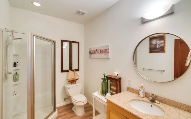 Pool Access, Walk to Beach: Galveston Condo!