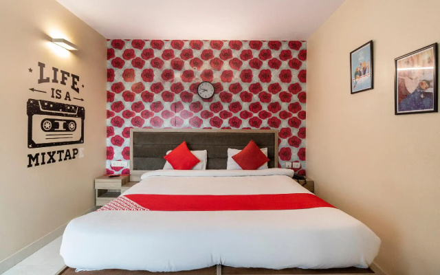 OYO 9605 Hotel Golden Inn