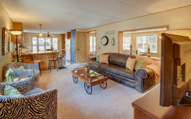 Patio & Grill: Cozy Cabin in Munds Park!
