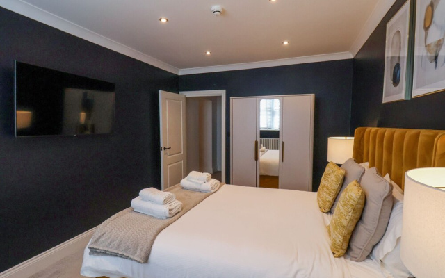 The Salisbury Apartment 401