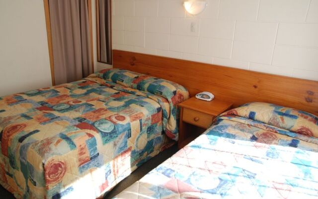 Manhattan Lodge Motel