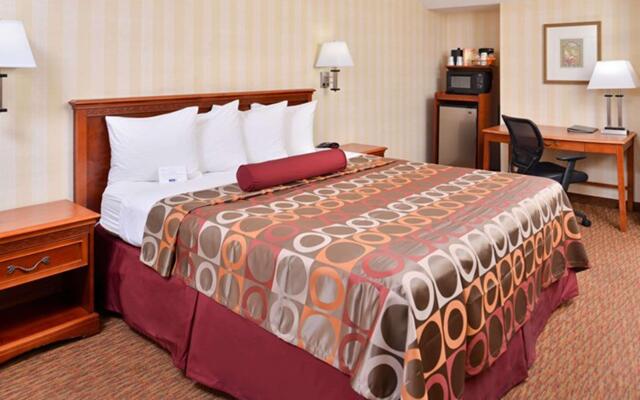 Best Western Plus Raffles Inn & Suites