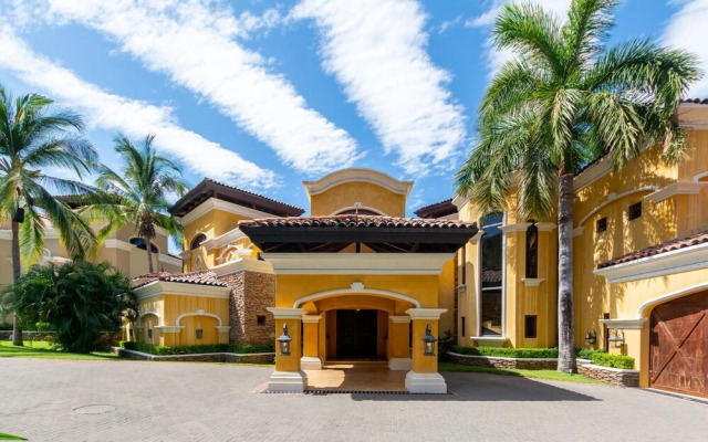 Mediterranean-style Flamingo Mansion Offers the Ultimate in Beachfront Luxury