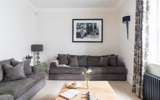 Stylish 5BR House in Hampton Court
