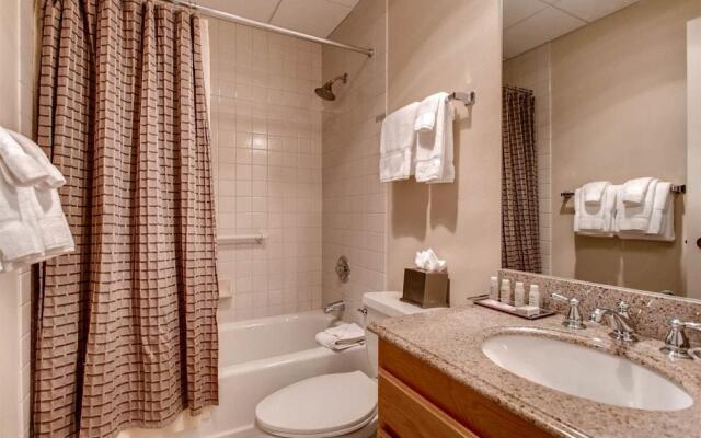 Ski In, Ski Out Studio Condo in the Heart of Lionshead Village with Hot Tubs and Pool