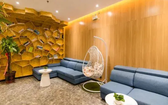 Wonderland Hotel