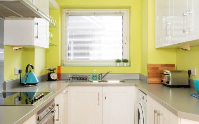 Sunny Modern Nr Beach Village w Parking