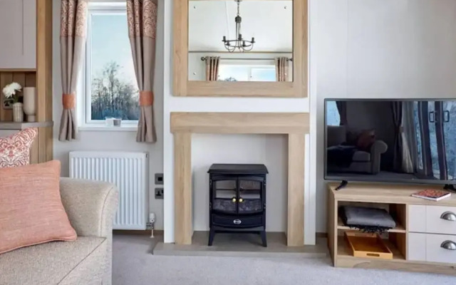 Captivating Bluebell Lodge 2-bed Cotswolds Caravan