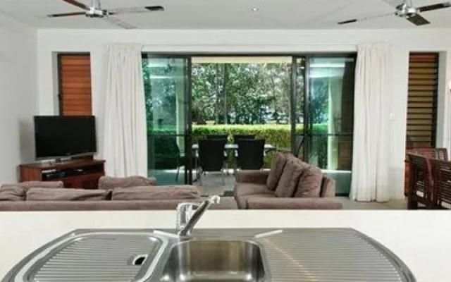 Cairns Beach Holiday Apartment – Guest Rooms – Cairns