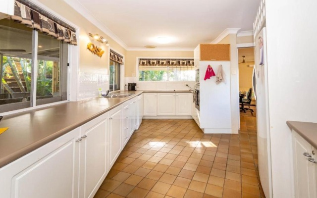 Bribie Beach House, Waterfront directly across the road - Solander Esp, Banksia Beach – Guest Rooms – Banksia Beach