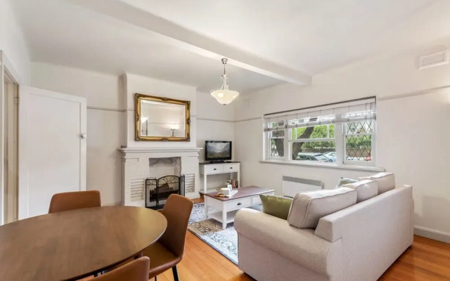 Charming 2-bed Apartment With Fireplace & Parking