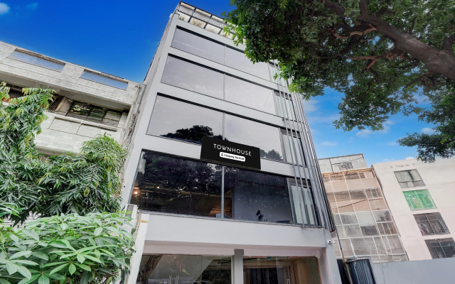 Super Townhouse Preet Vihar Metro Station