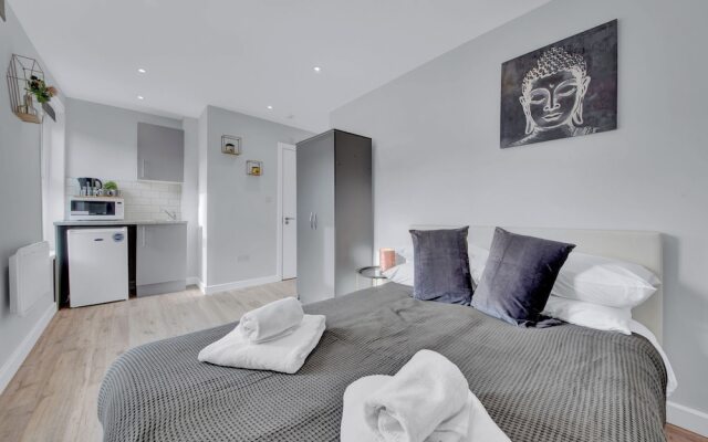 Lovely 1-bed Studio in West Drayton