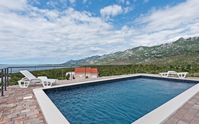 Elegant Villa in Jasenice With Private Swimming Pool