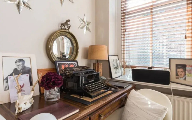 Stylish 1-bed With a Roof Terrace