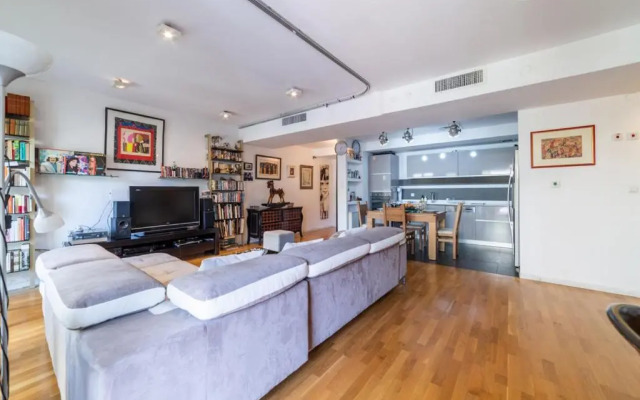 Amazing 1BR Penthouse with terrasse near Neve tzedek