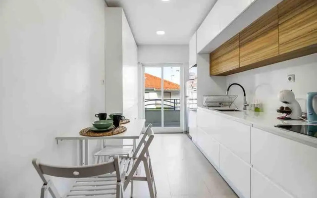 Bright Flat by Carcavelos Beach With Fast Wi-fi