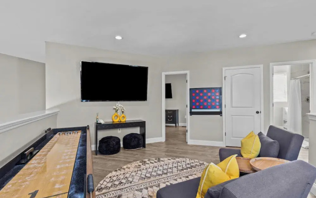 4700 West End Whimsy